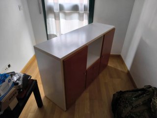 Armario blanco y madera