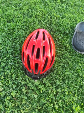 Casco de bicicleta rojo