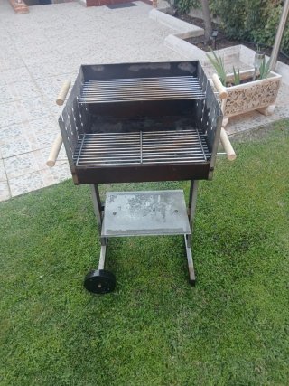 Barbacoa de carbón en perfecto estado
