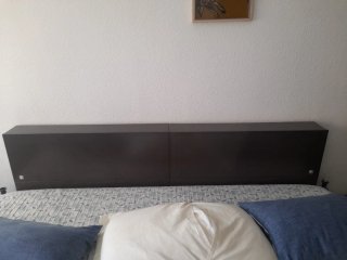 Cabecero de cama de madera con luces