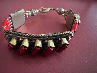 Pulsera plateada con piedras rojas