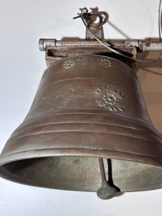 Campana bronce 1900 con soporte original
