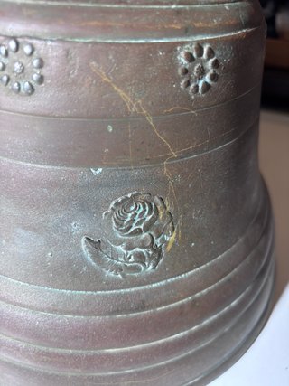 Campana bronce 1900 con soporte original