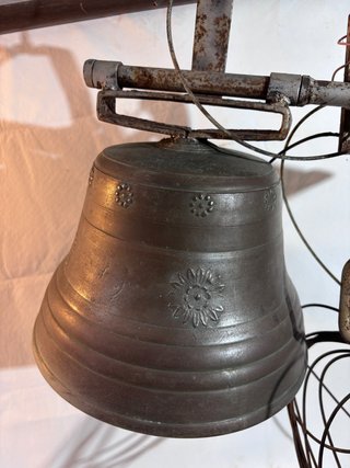 Campana bronce 1900 con soporte original