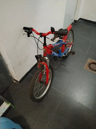 Bicicleta infantil roja y azul