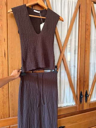 Conjunto marrón de top y falda larga.