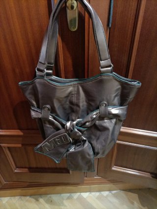 Bolso marrón y dorado