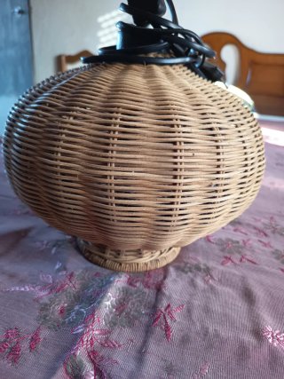 Lámpara de mimbre y tela en beige