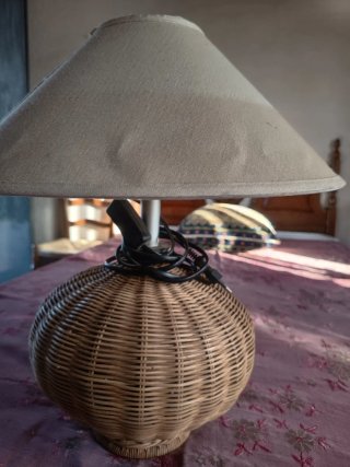 Lámpara de mimbre y tela en beige