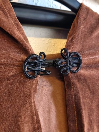 Capa marrón con capucha