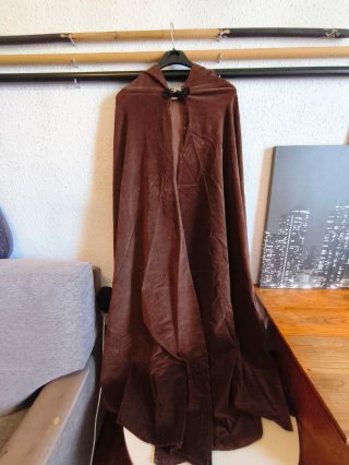 Capa marrón con capucha