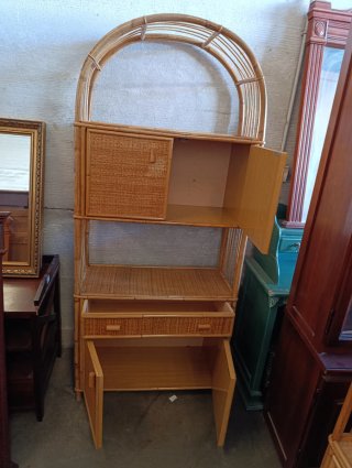 Mueble de mimbre con arco