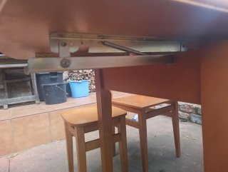 Mesa cocina extensible + 2 sillas y 2 taburetes