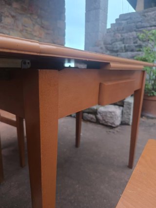 Mesa cocina extensible + 2 sillas y 2 taburetes