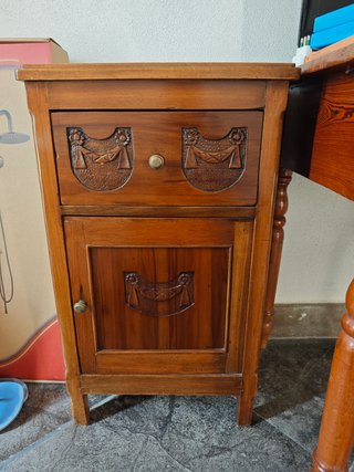 Comodini antichi in legno