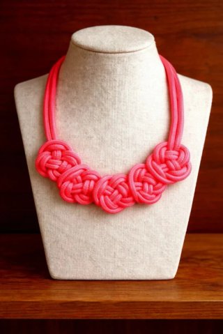 Collar Fucsia Anudado Efecto Trenzado
