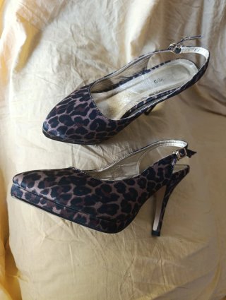 Zapatos de tacón con estampado de leopardo
