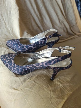 Zapatos de tacón con estampado de leopardo