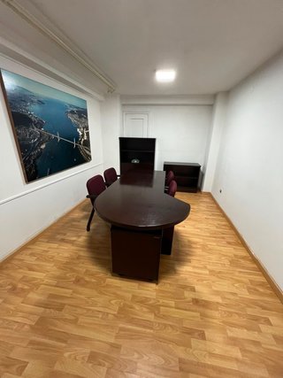 Mesa de oficina de madera oscura