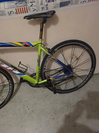Bicicleta de carretera BH revisada