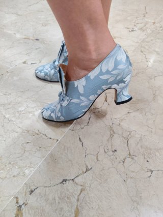 Zapatos seda valenciana azul y blanco