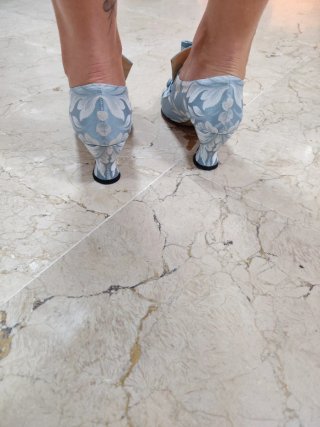 Zapatos seda valenciana azul y blanco
