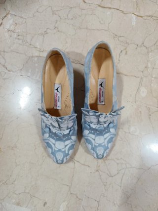 Zapatos seda valenciana azul y blanco