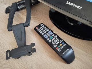 TV Samsung 19" con mando y soporte de pared.