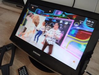 TV Samsung 19" con mando y soporte de pared.