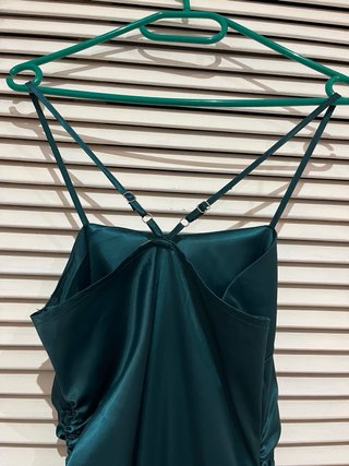 Vestido largo satén verde abertura Shein S Nuevo