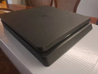 PS4 Slim 500GB + Controller + 3 Giochi