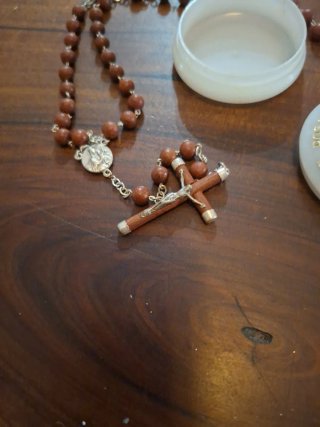 Rosario de pétalos de rosa con estuche