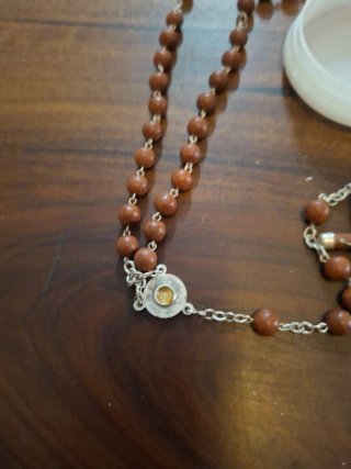 Rosario de pétalos de rosa con estuche