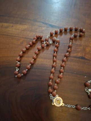 Rosario de pétalos de rosa con estuche