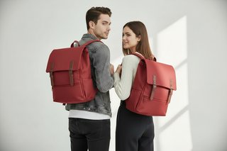 Mochila gris y naranja