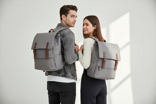 Mochila gris y naranja