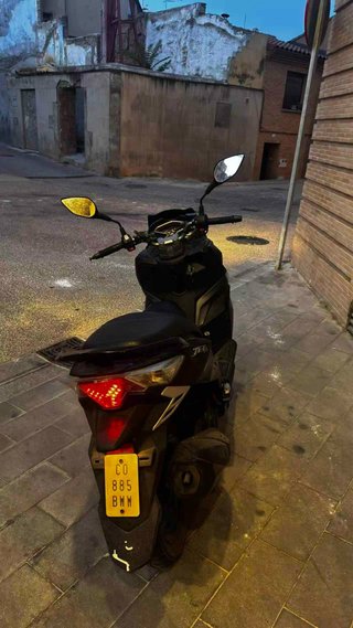 Moto Scooter SYM Negra