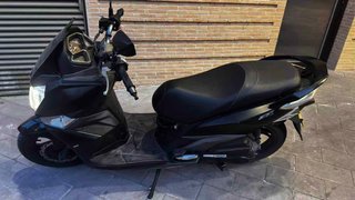 Moto Scooter SYM Negra