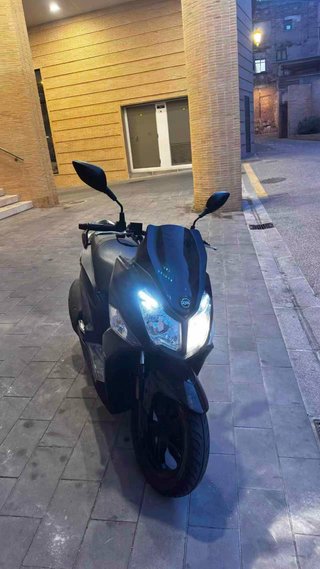 Moto Scooter SYM Negra
