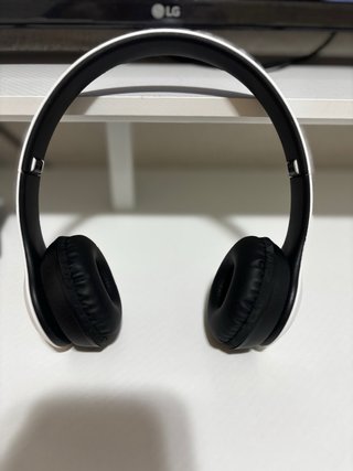 Cascos inalámbricos blanco y negro