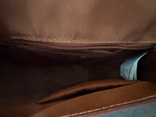 Bolso bandolera marrón con tachuelas. TENERIFE.