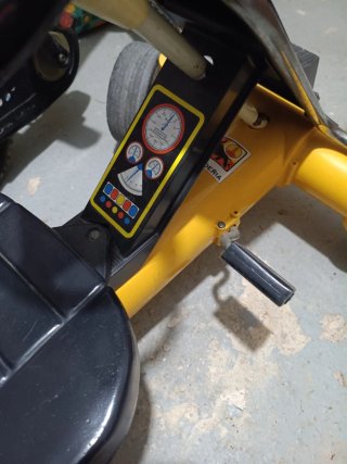 Coche pedales Gokart 565 antiguo