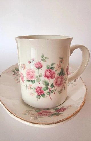 Taza y plato vintage St George rosas