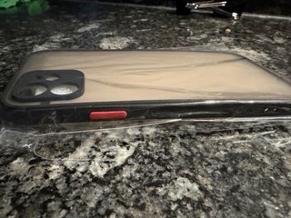 Funda semitransparente iPhone 12 negro-rojo