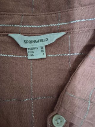 Camisa rosa con detalles plateados
