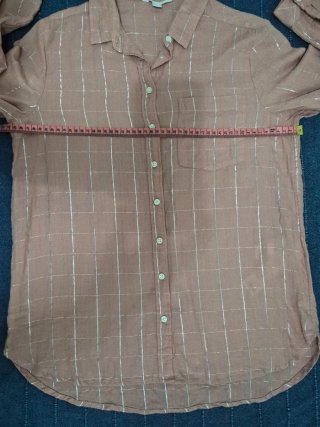 Camisa rosa con detalles plateados