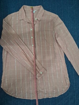 Camisa rosa con detalles plateados