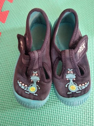 Lote 9 pares zapatillas infantiles