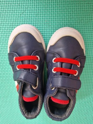 Lote 9 pares zapatillas infantiles