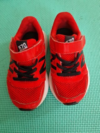 Lote 9 pares zapatillas infantiles